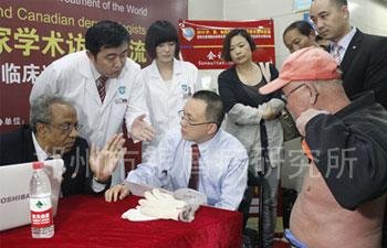 世界308之父伯纳德·葛菲教授;美国、加拿大医学博士,美国医疗改革医师理事会委员宋建明博士,共同为现场一名银屑病患者联合会诊